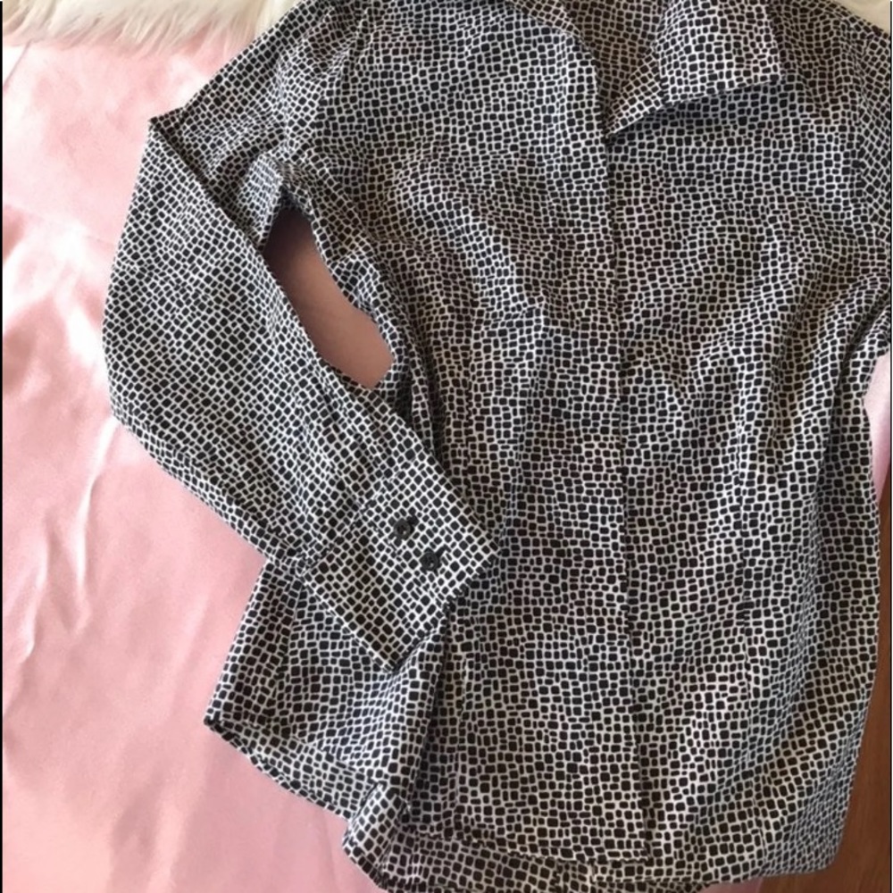 Chicos small buttons down top EUC